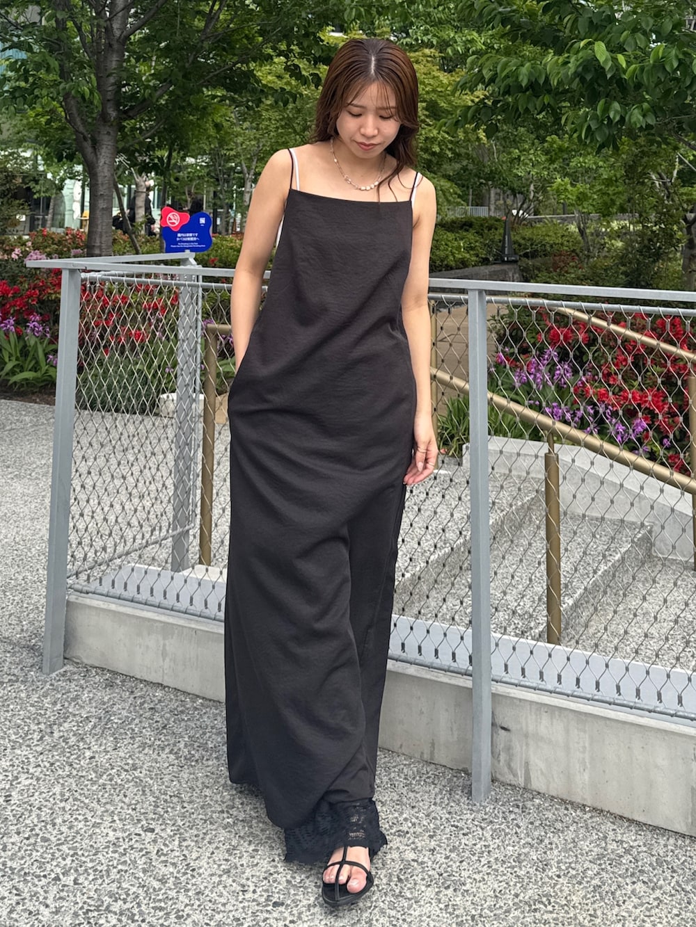 ブラック系のワンピース、ブラック系のシャツ/ブラウス、ブラック系のその他パンツを着用したレディースの春コーディネートの5枚目の写真
