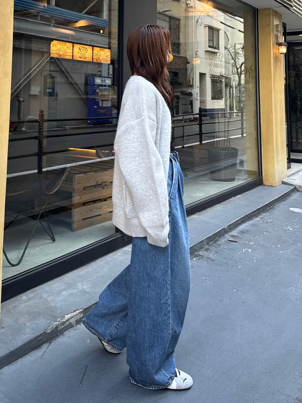 ブルー系のデニムパンツ、グレー系のカーディガン/ボレロを着用したレディースの秋コーディネートの7枚目の写真