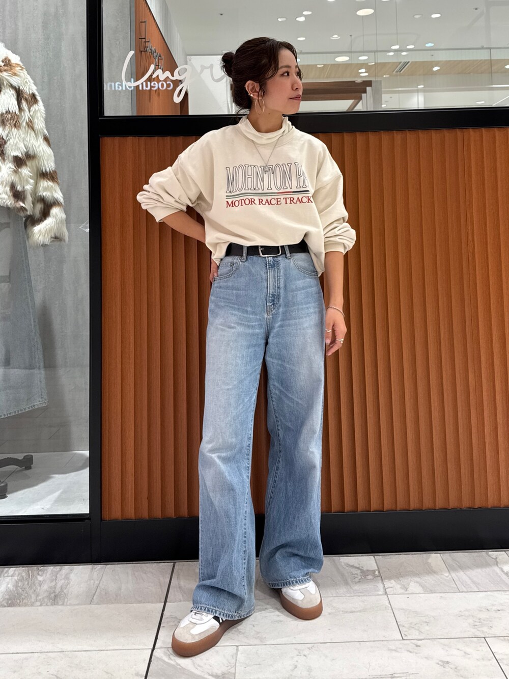 ブルー系のデニムパンツ、ホワイト系のスウェット、ホワイト系のTシャツ/カットソーを着用したレディースの冬コーディネートの6枚目の写真