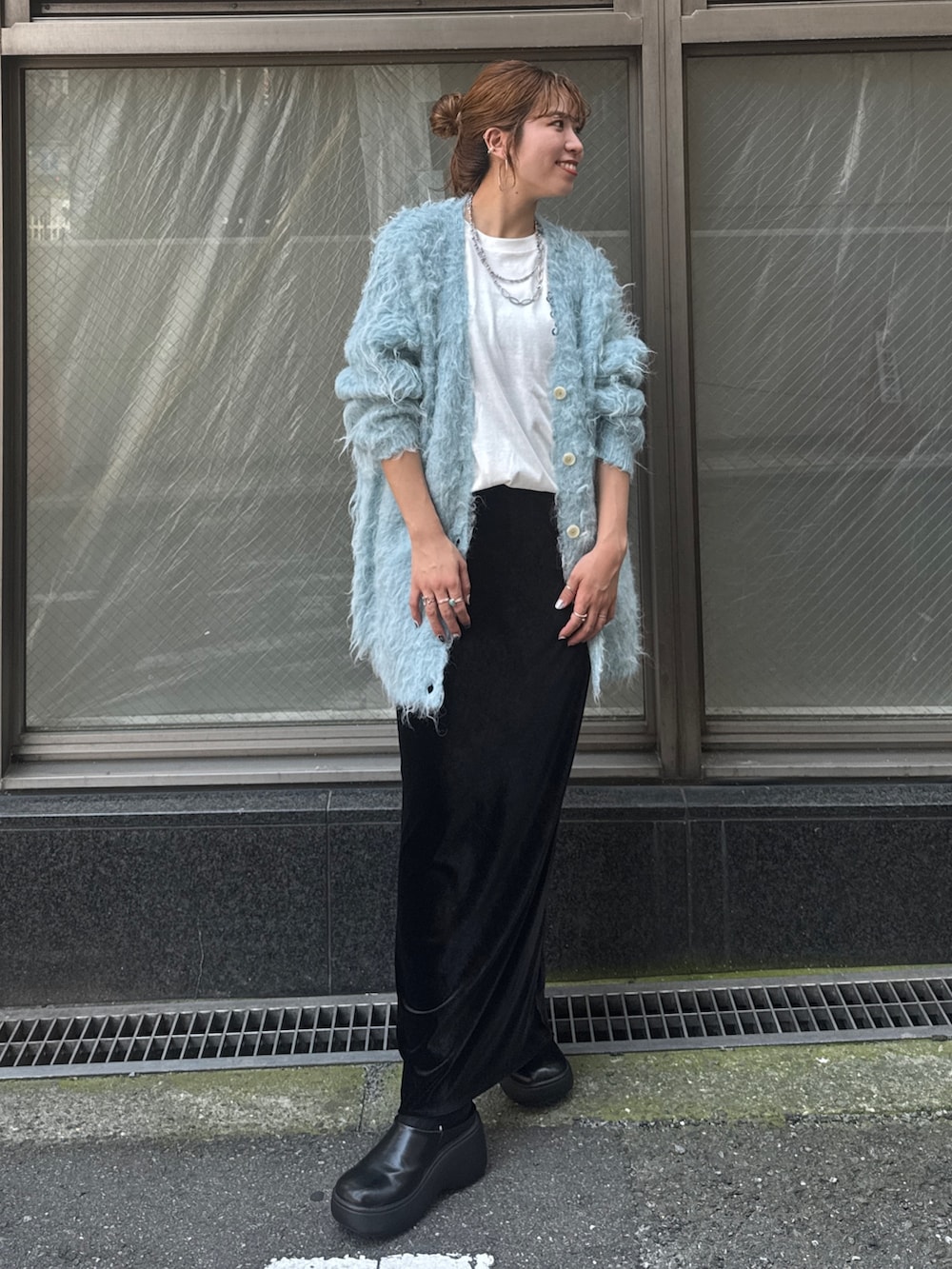 ホワイト系のTシャツ/カットソー、ブラック系のスカート、ブルー系のカーディガン/ボレロを着用したレディースの夏コーディネートの8枚目の写真