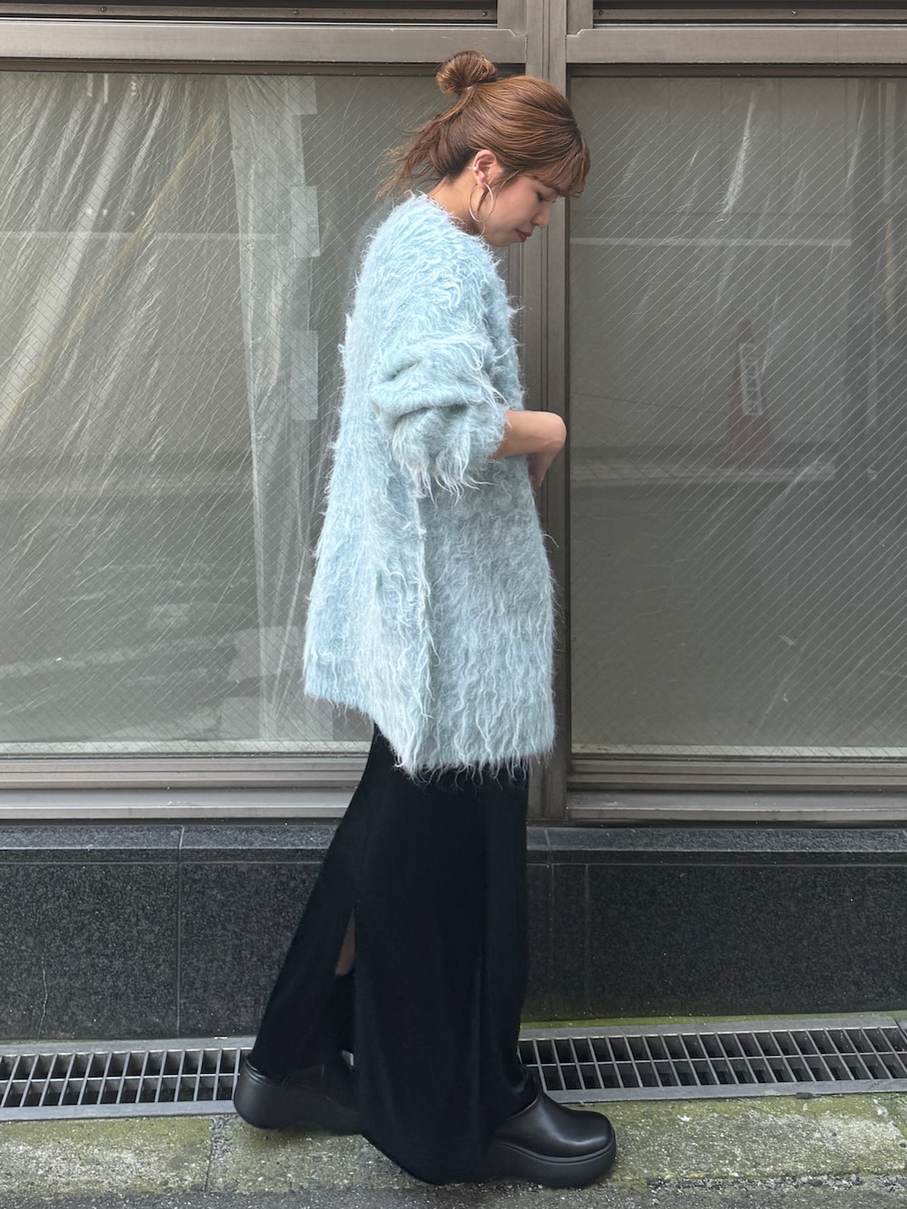 ホワイト系のTシャツ/カットソー、ブラック系のスカート、ブルー系のカーディガン/ボレロを着用したレディースの夏コーディネートの3枚目の写真