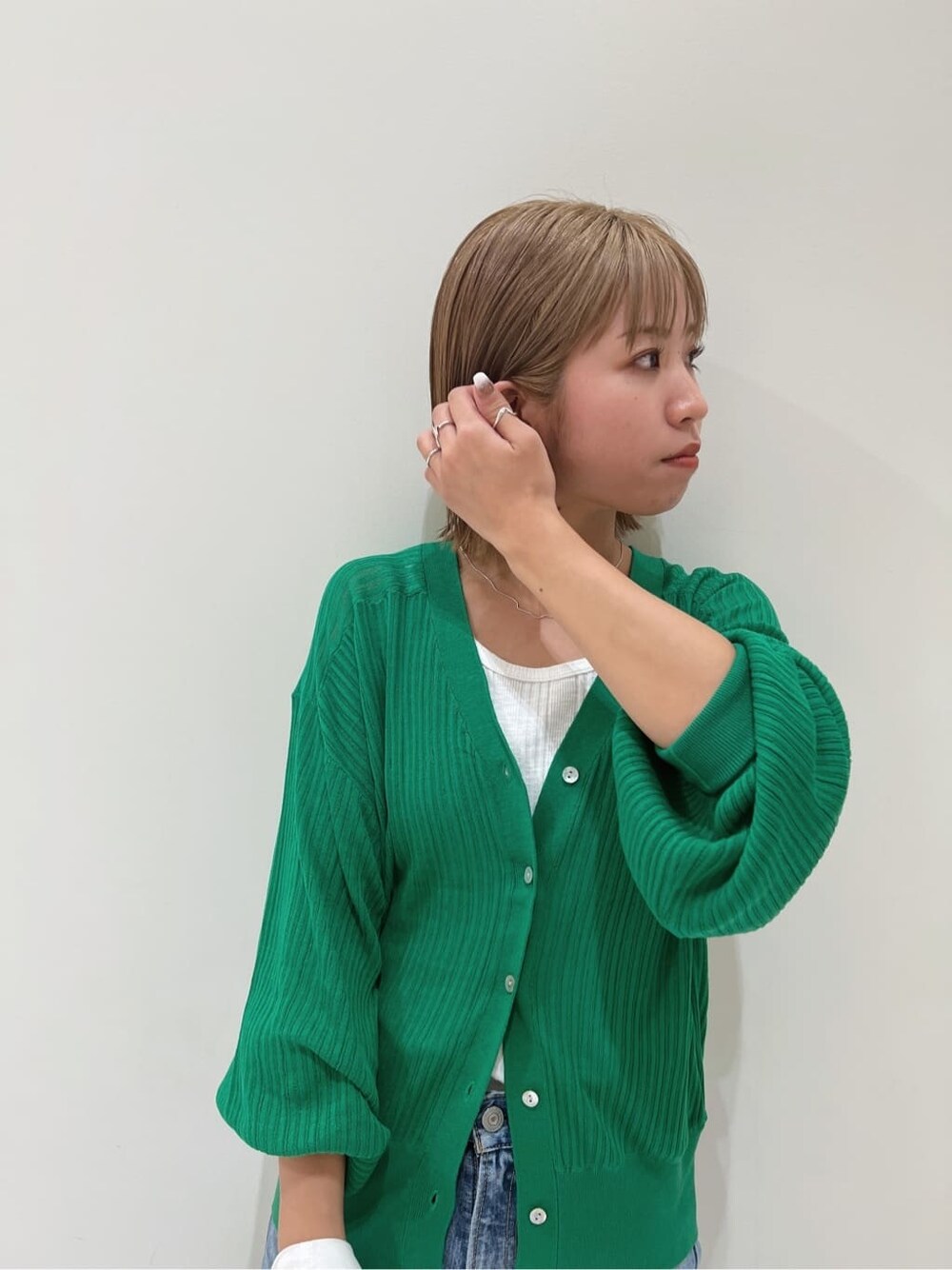 ホワイト系のタンクトップ、ブルー系のデニムジャケット、ホワイト系のエコバッグ/サブバッグを着用したレディースの夏コーディネートの10枚目の写真