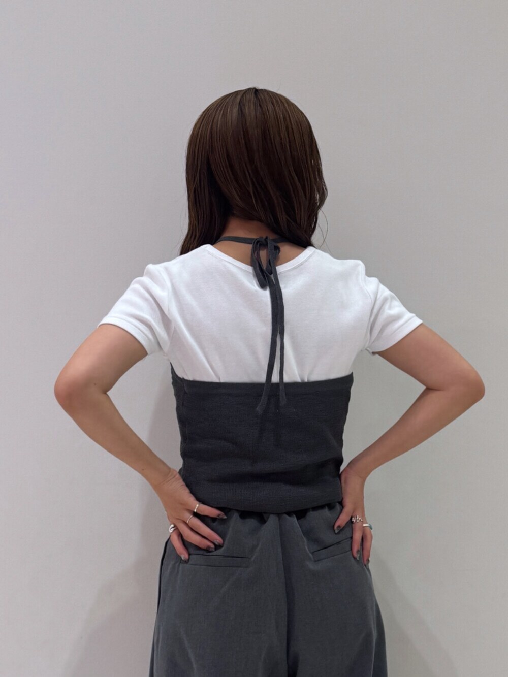 その他のサンダル、グレー系のその他パンツ、グレー系のニット/セーターを着用したレディースの夏コーディネートの5枚目の写真