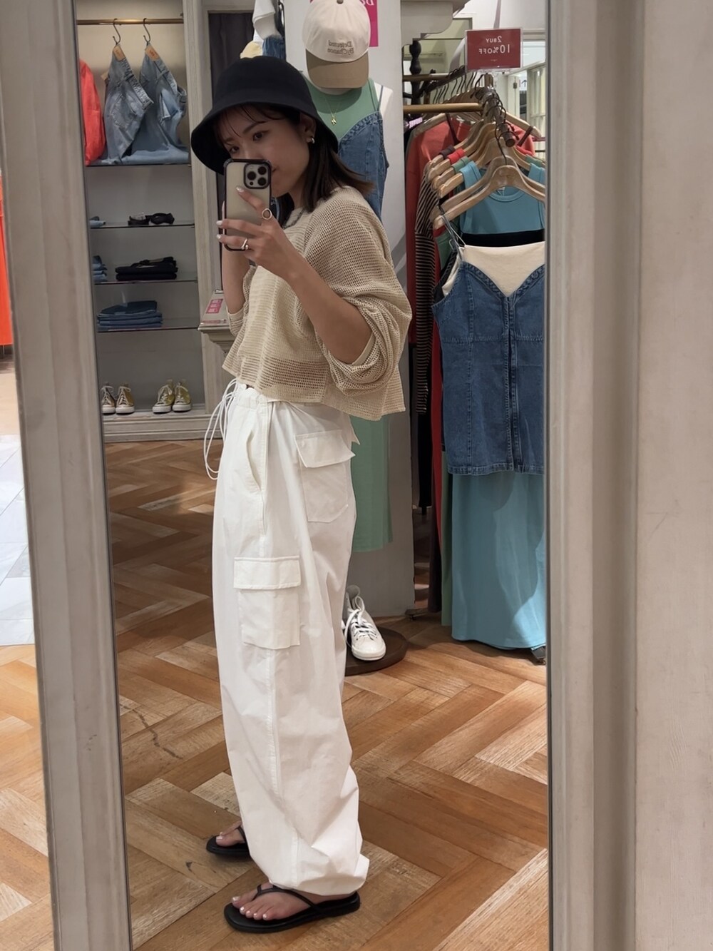 ホワイト系のTシャツ/カットソー、ホワイト系のその他パンツ、ホワイト系のキャミソールを着用したレディースの夏コーディネートの3枚目の写真