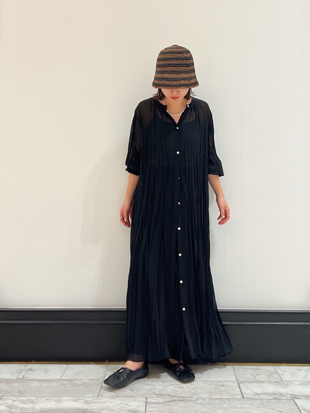 ブラック系のワンピース、ブラック系のパンプス、ブラック系のスカートを着用したレディースの春コーディネートの6枚目の写真