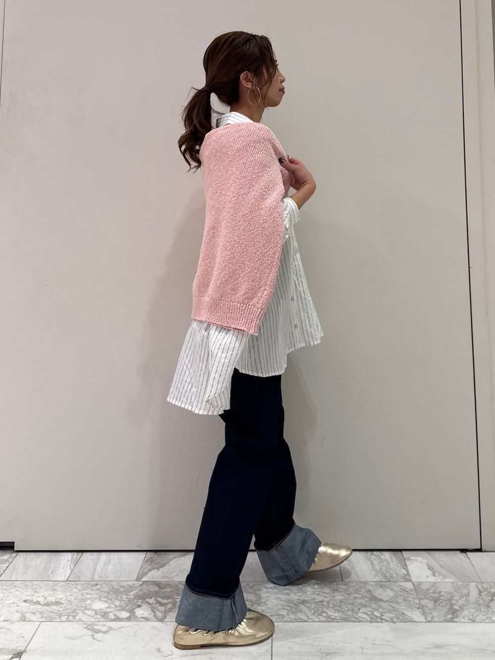 ブルー系のデニムパンツ、ホワイト系のシャツ/ブラウス、ピンク系のニット/セーターを着用したレディースの冬コーディネートの4枚目の写真