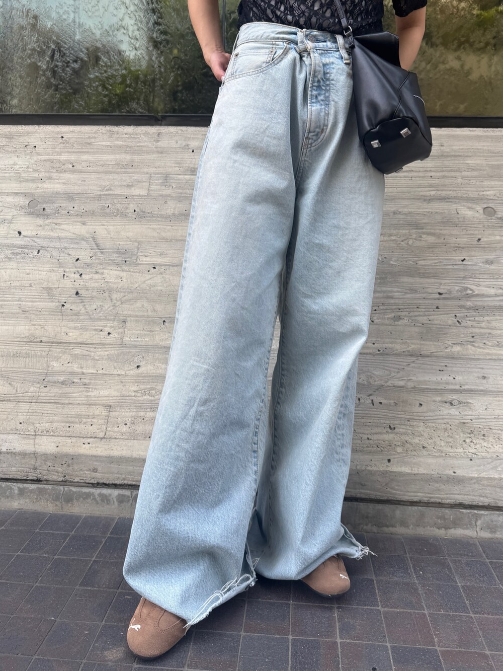 ブルー系のデニムパンツ、ブラック系のTシャツ/カットソーを着用したレディースの春コーディネートの10枚目の写真