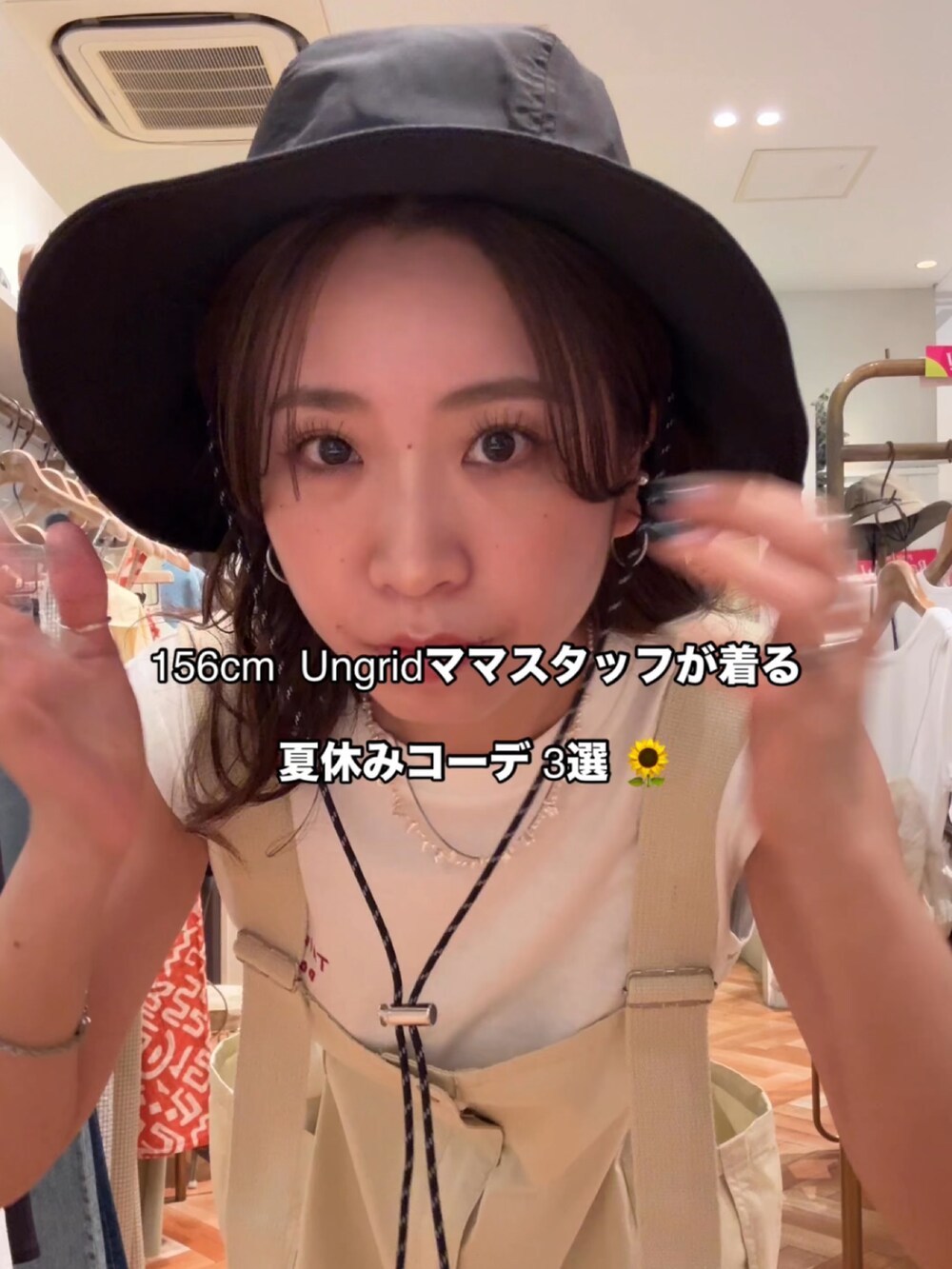 ベージュ系のサロペット/オーバーオール、ホワイト系のTシャツ/カットソー、ブラック系のサンダルを着用したレディースの夏コーディネートの8枚目の写真