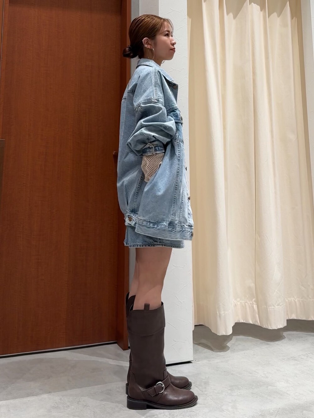 ブルー系のスカート、ブルー系のデニムジャケット、ホワイト系のTシャツ/カットソーを着用したレディースの春コーディネートの7枚目の写真