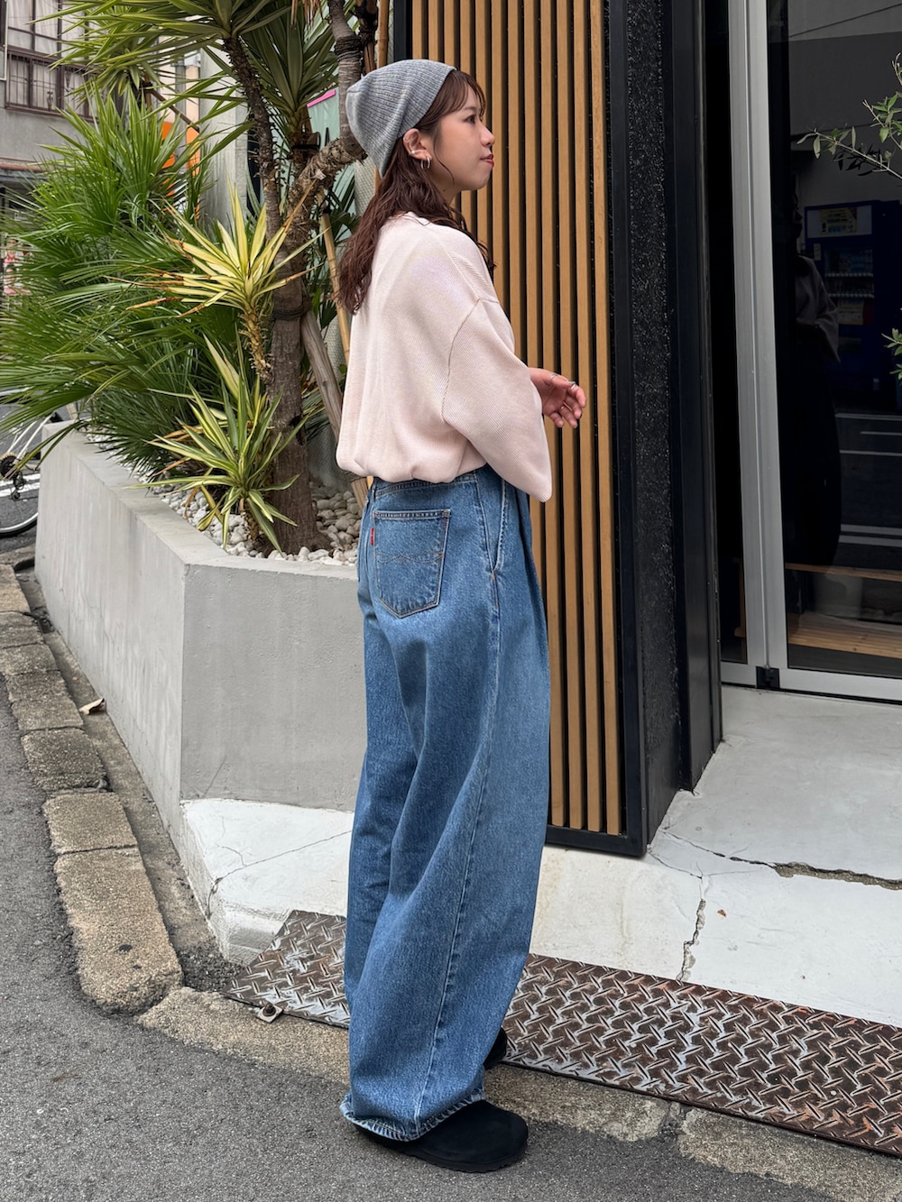 ブルー系のデニムパンツ、ピンク系のTシャツ/カットソーを着用したレディースの秋コーディネートの3枚目の写真