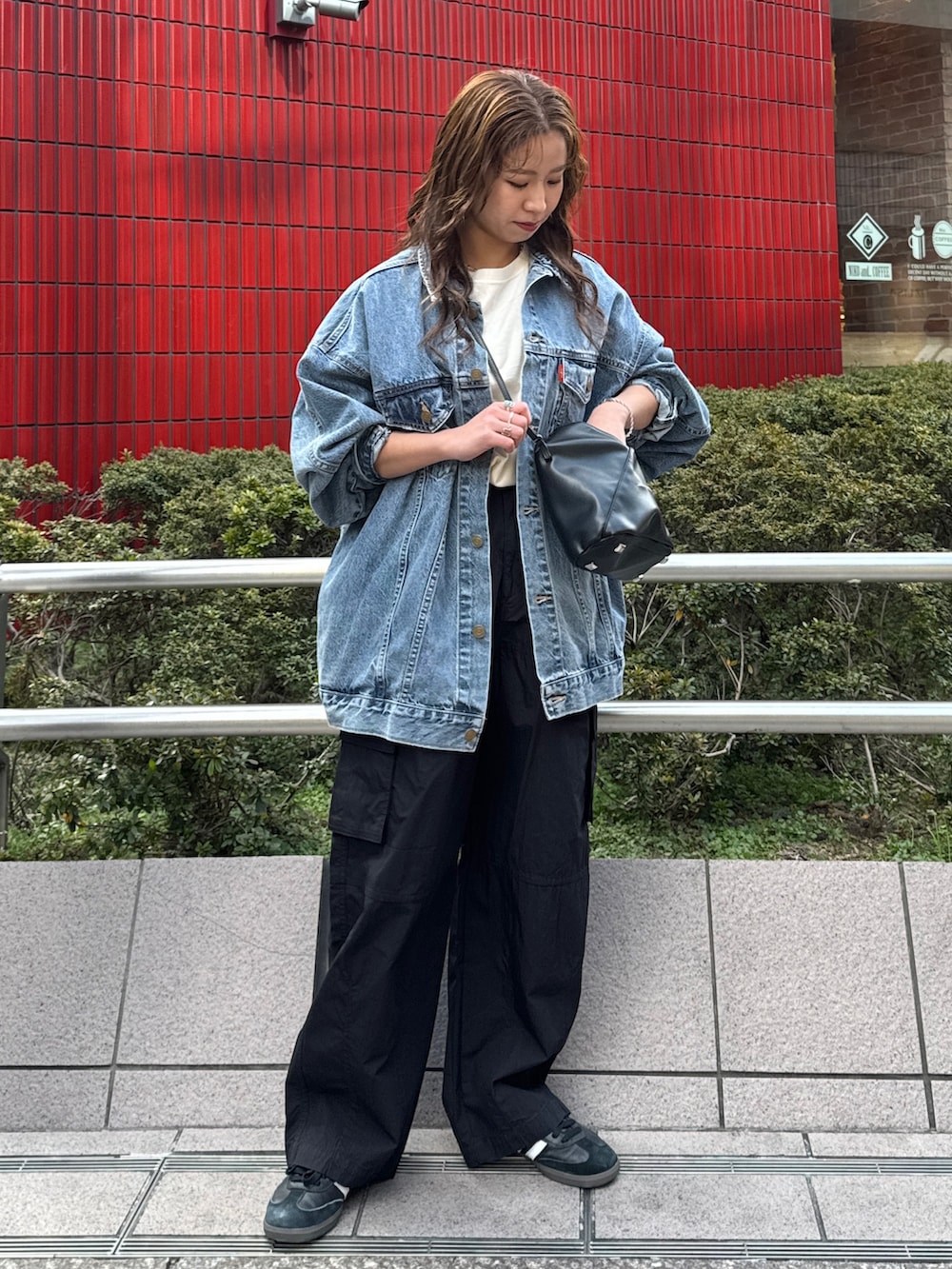ブラック系のその他パンツ、ブルー系のデニムジャケット、ホワイト系のTシャツ/カットソーを着用したレディースの冬コーディネートの5枚目の写真
