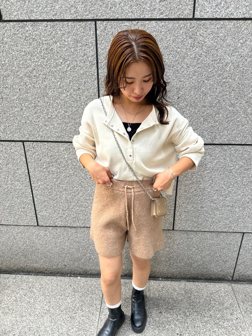 ブラウン系のその他パンツ、ホワイト系のTシャツ/カットソーを着用したレディースの秋コーディネートの7枚目の写真