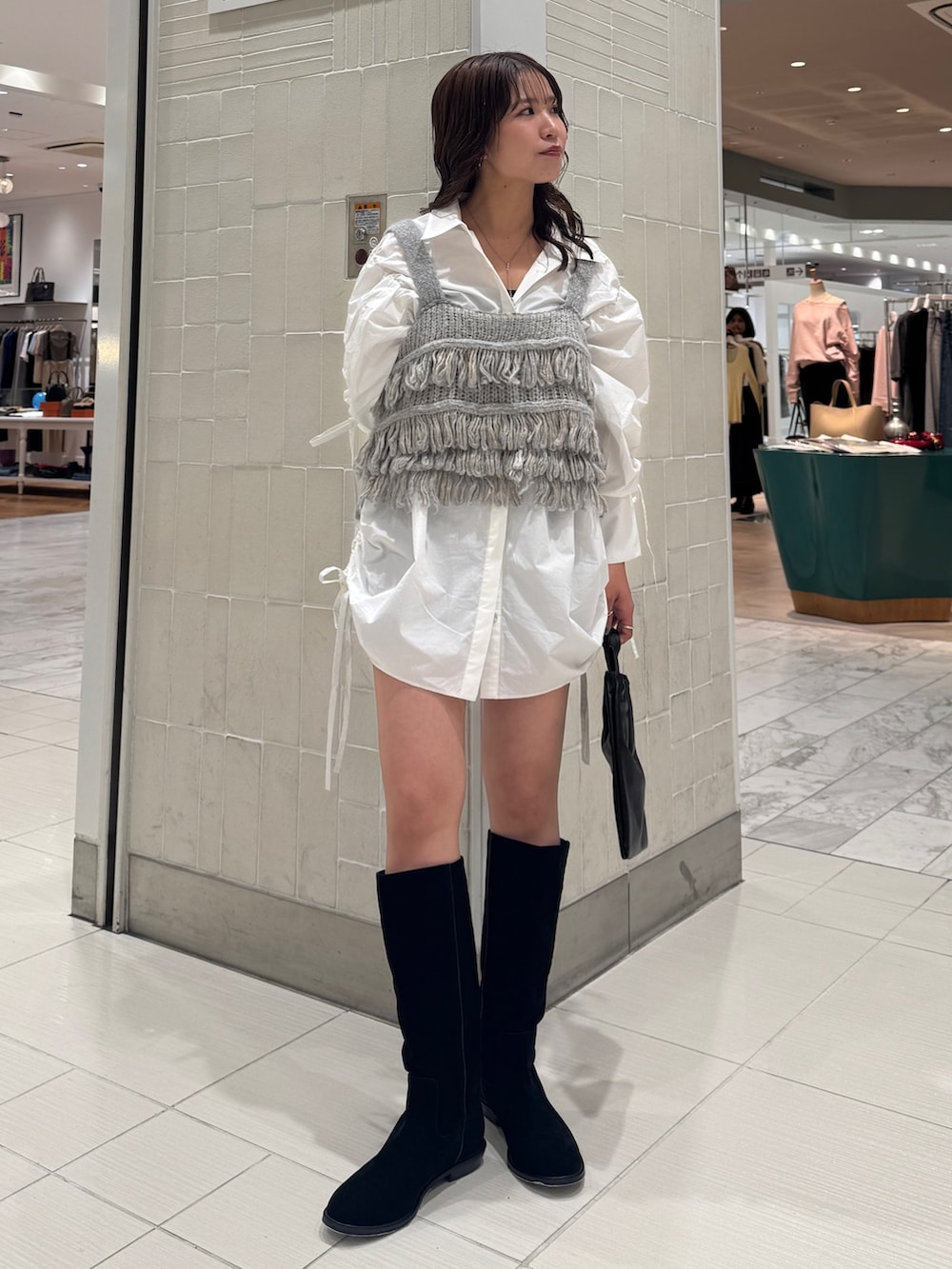 ホワイト系のシャツ/ブラウス、ブルー系のニット/セーター、ブラック系のショルダーバッグを着用したレディースの秋コーディネートの3枚目の写真