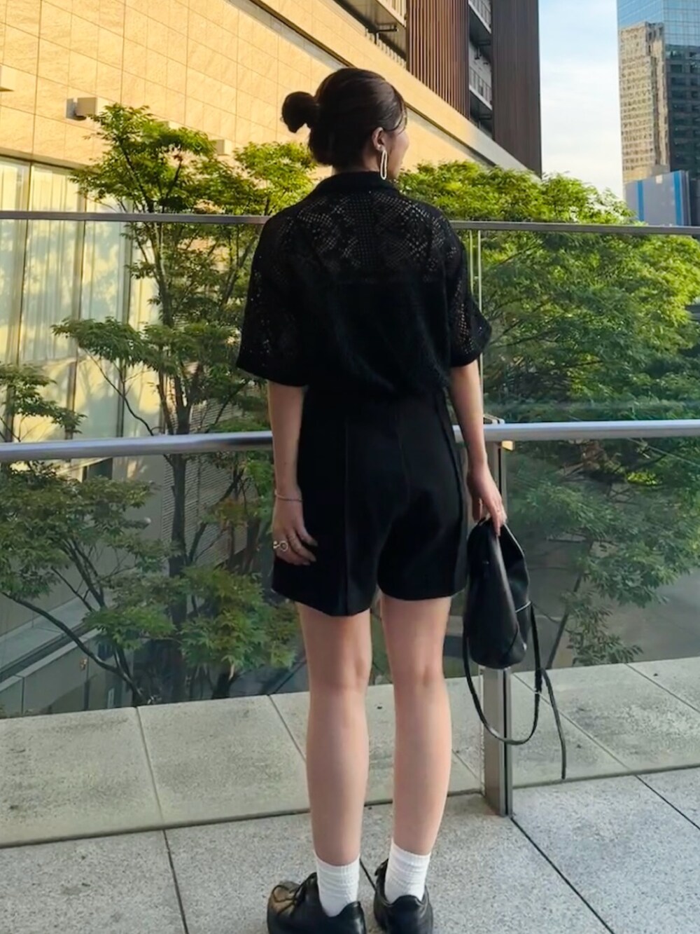 ブラック系のシャツ/ブラウスを着用したレディースの夏コーディネートの7枚目の写真