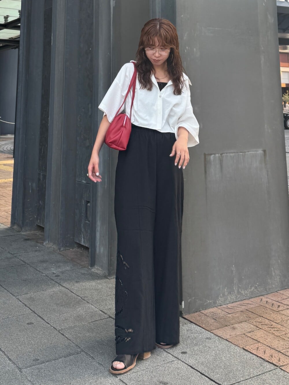 ブラック系のその他パンツ、ホワイト系のシャツ/ブラウス、レッド系のハンドバッグを着用したレディースの春コーディネートの6枚目の写真