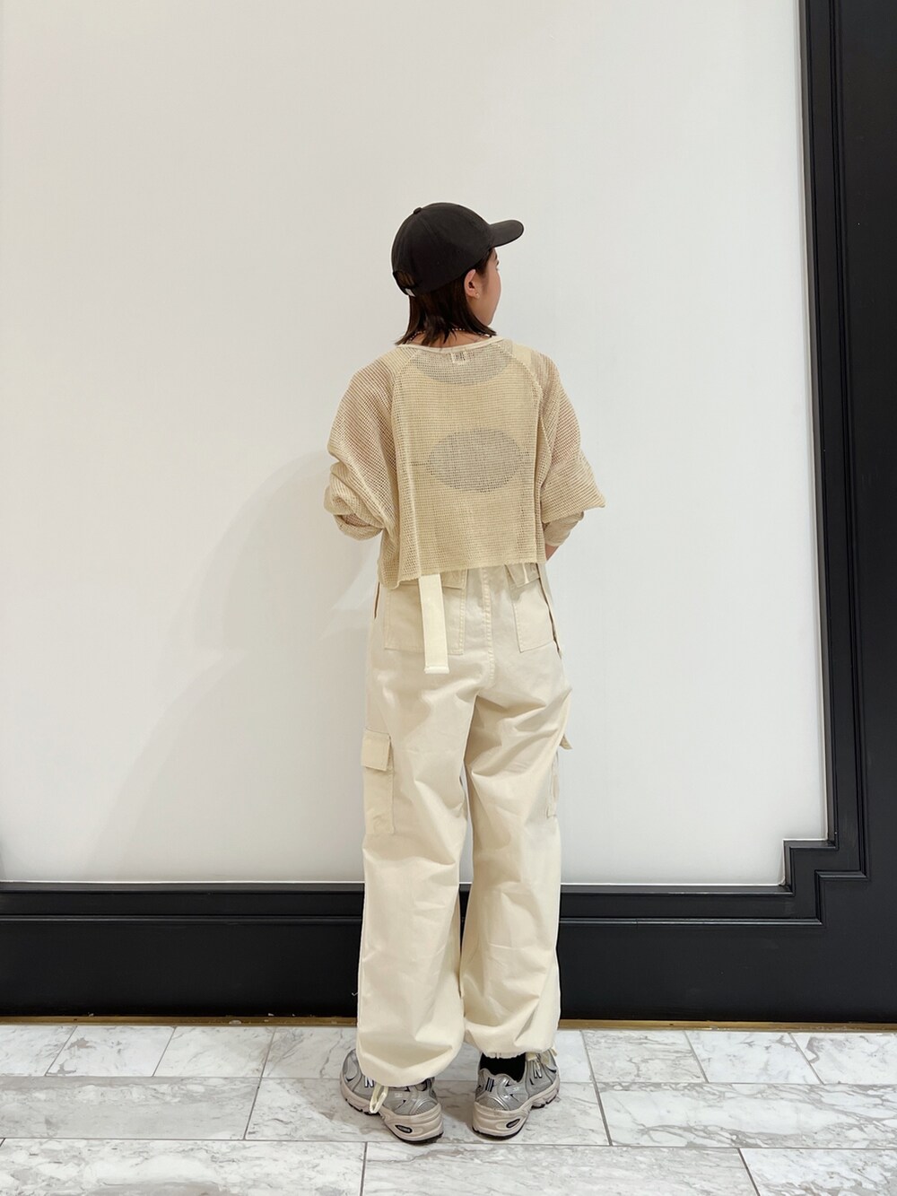 ホワイト系のつなぎ/オールインワン、ホワイト系のTシャツ/カットソー、グレー系のキャップを着用したレディースの春コーディネートの5枚目の写真