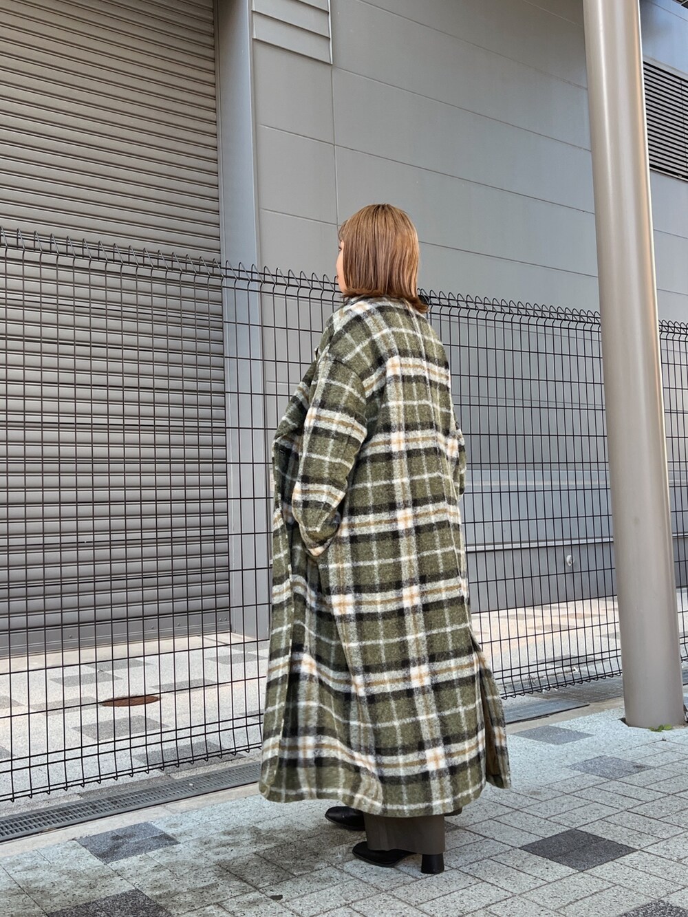 その他のチェスターコート、ブラック系のニット/セーター、グリーン系のその他パンツを着用したレディースの秋コーディネートの3枚目の写真