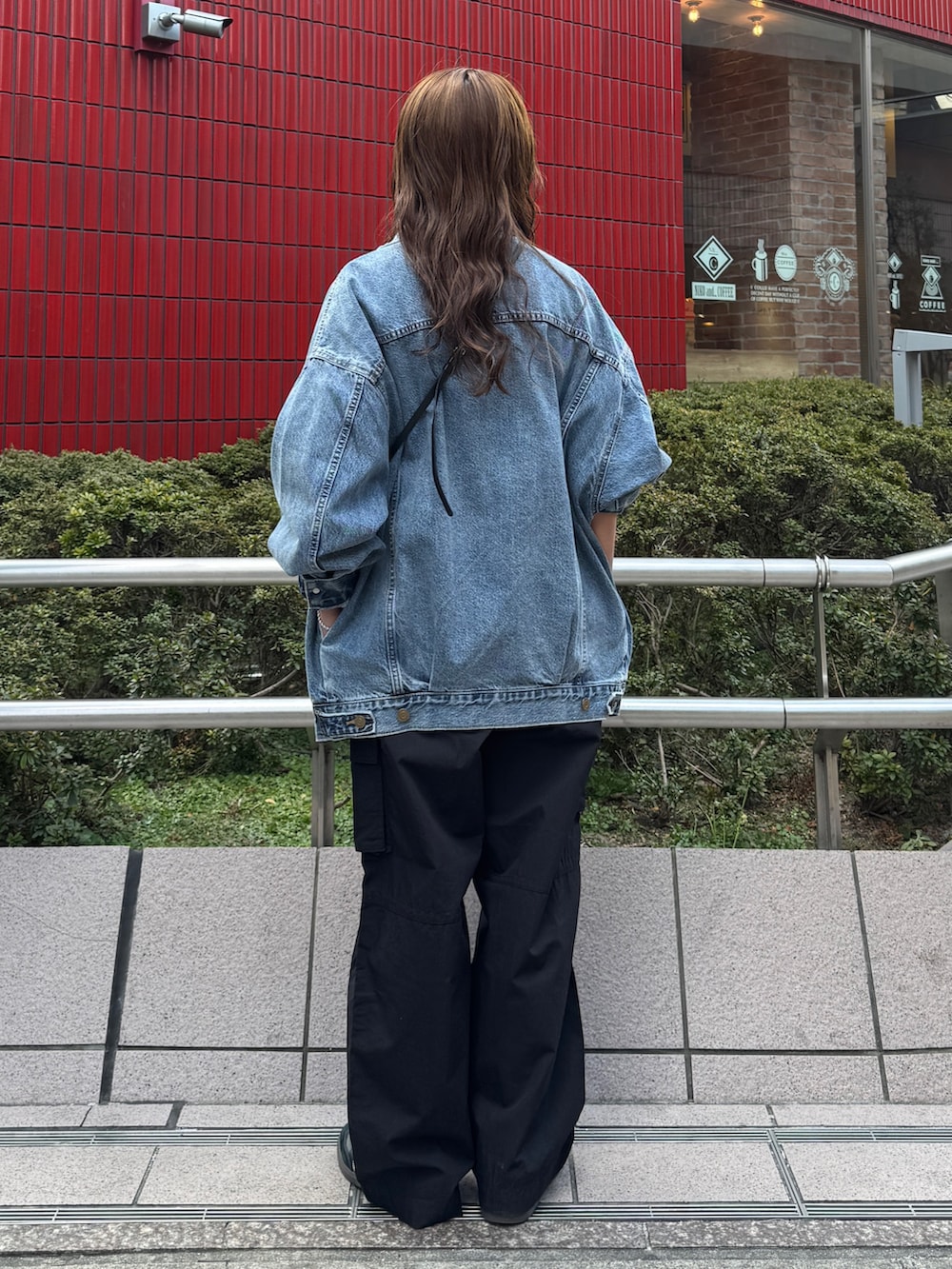 ブラック系のその他パンツ、ブルー系のデニムジャケット、ホワイト系のTシャツ/カットソーを着用したレディースの冬コーディネートの4枚目の写真