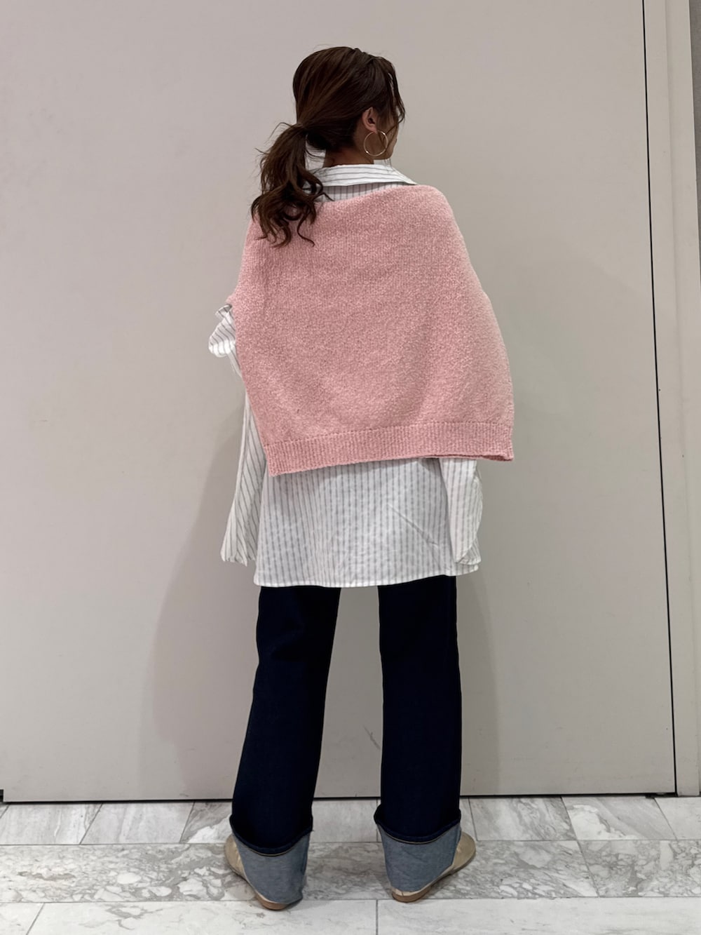 ブルー系のデニムパンツ、ホワイト系のシャツ/ブラウス、ピンク系のニット/セーターを着用したレディースの冬コーディネートの5枚目の写真