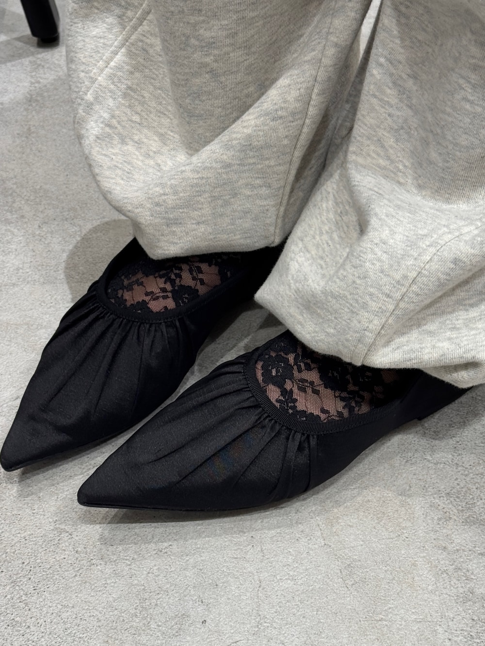 ブルー系のデニムジャケット、ブラック系のカーディガン/ボレロ、ホワイト系のスウェットパンツを着用したレディースの冬コーディネートの9枚目の写真