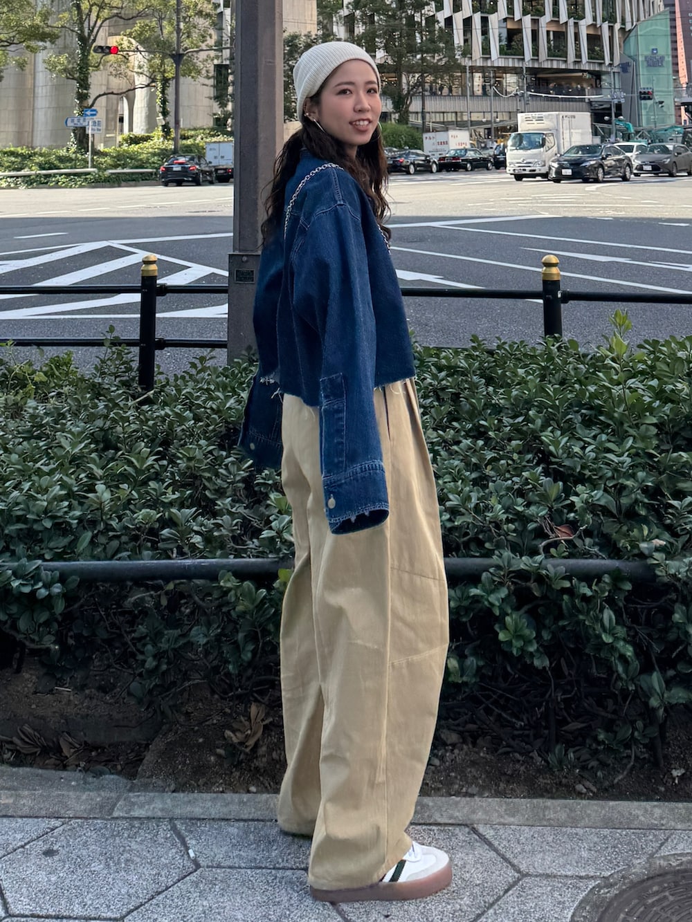 ベージュ系のチノパンツ、ブルー系のシャツ/ブラウスを着用したレディースの冬コーディネートの5枚目の写真