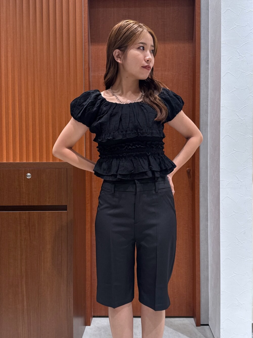 シルバー系のハンドバッグ、ブラック系のサンダル、ブラック系のその他パンツを着用したレディースの夏コーディネートの5枚目の写真
