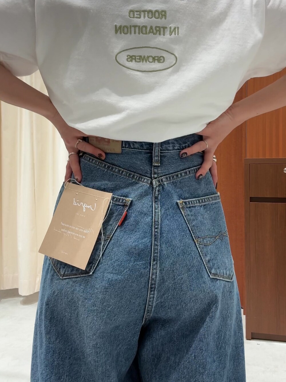 ブルー系のデニムパンツ、ホワイト系のTシャツ/カットソー、イエロー系のシャツ/ブラウスを着用したレディースの春コーディネートの10枚目の写真