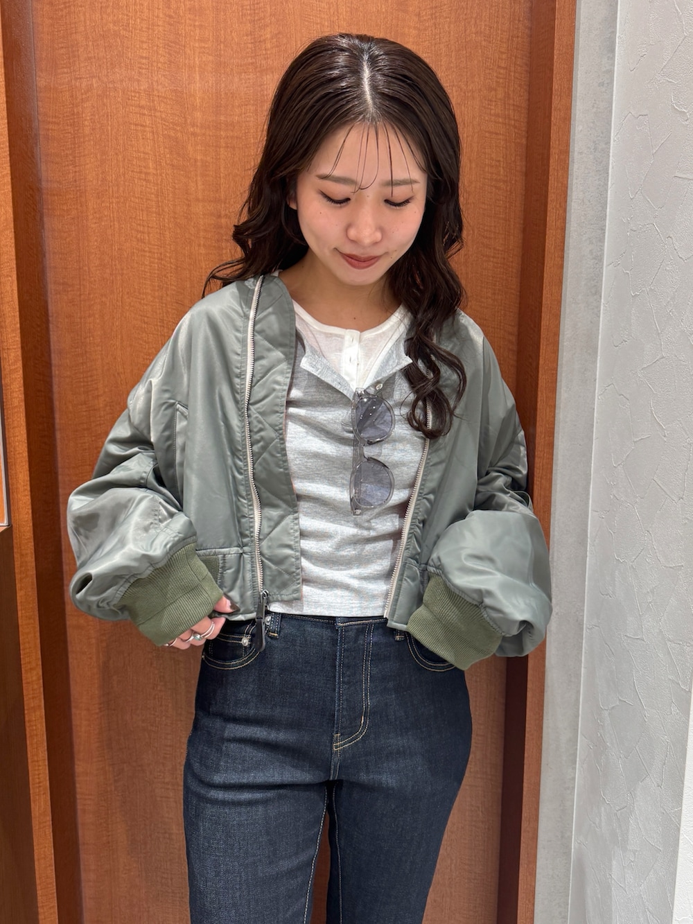 ブルー系のデニムパンツ、グレー系のTシャツ/カットソー、グリーン系のMA-1を着用したレディースの秋コーディネートの8枚目の写真