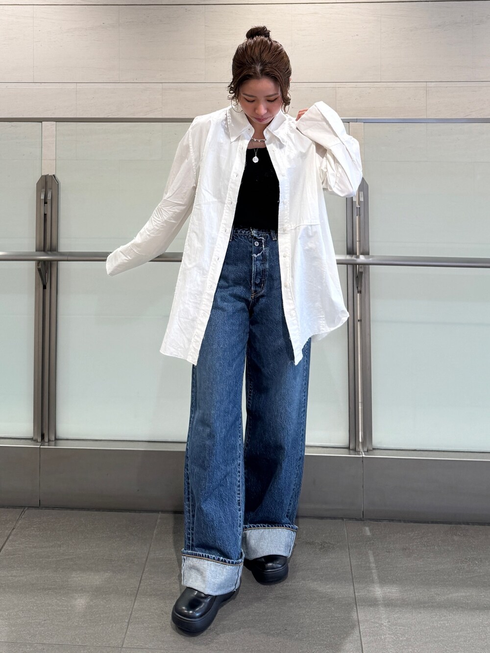 ブルー系のデニムパンツ、ホワイト系のシャツ/ブラウス、ブラック系のシャツ/ブラウスを着用したレディースの冬コーディネートの2枚目の写真