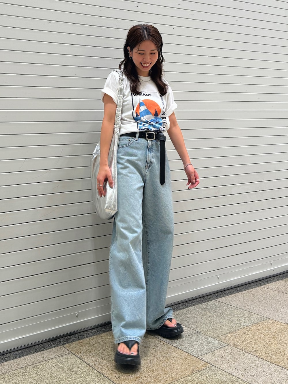 ブルー系のデニムパンツ、ホワイト系のTシャツ/カットソー、ブラック系のベルトを着用したレディースの夏コーディネートの4枚目の写真