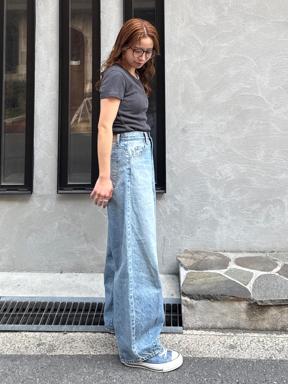 ブルー系のデニムパンツ、ブルー系のスニーカー、グレー系のTシャツ/カットソーを着用したレディースの春コーディネートの7枚目の写真