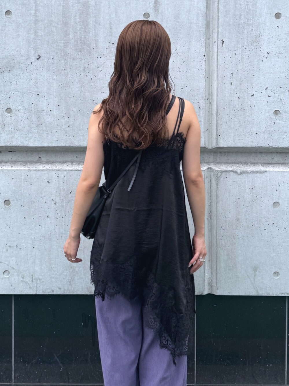 ブルー系のデニムジャケット、ブラック系のワンピース、パープル系のその他パンツを着用したレディースの夏コーディネートの8枚目の写真