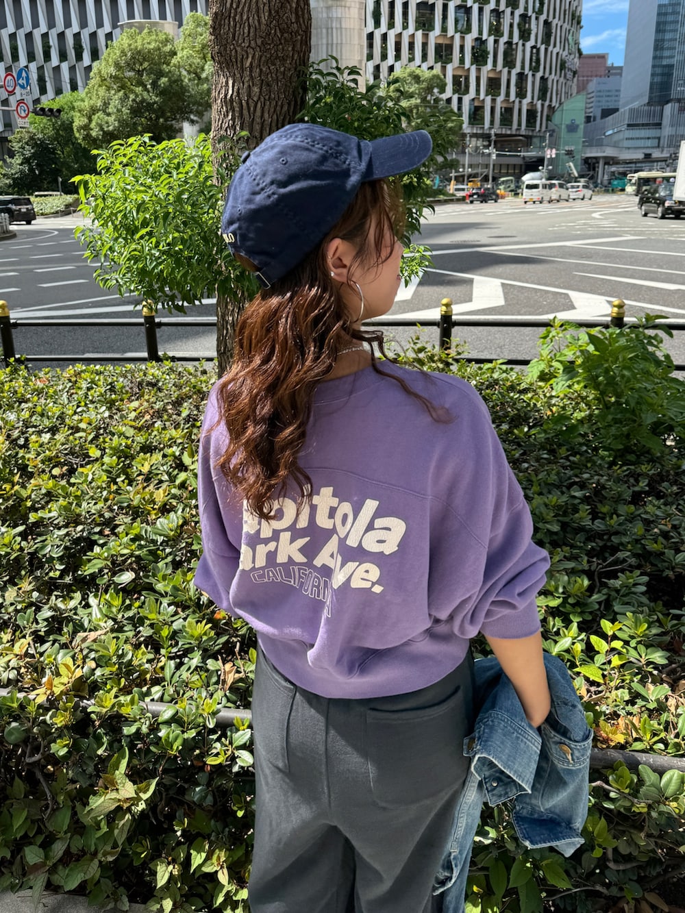 グレー系のスウェットパンツ、ブルー系のデニムジャケット、パープル系のスウェットを着用したレディースの秋コーディネートの7枚目の写真