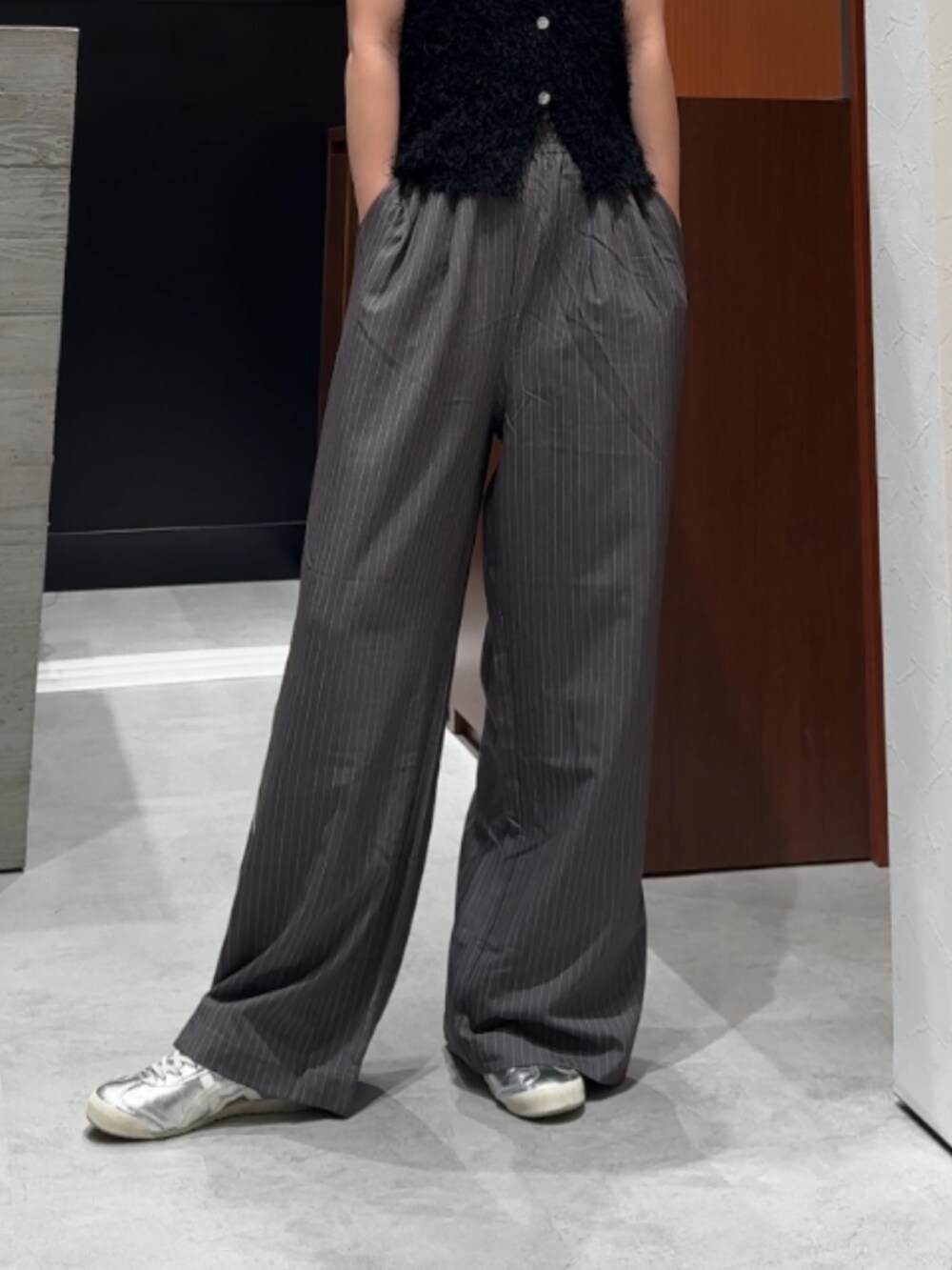 グレー系のその他パンツ、ブラック系のベストを着用したレディースの春コーディネートの7枚目の写真