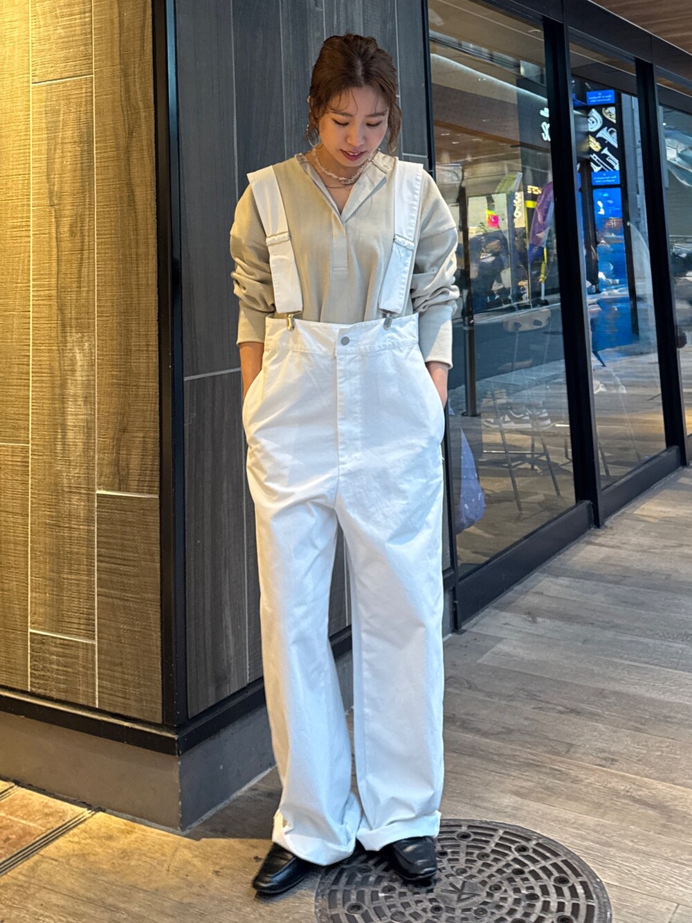 ホワイト系のつなぎ/オールインワン、グレー系のTシャツ/カットソー、その他のネックレスを着用したレディースの冬コーディネートの2枚目の写真