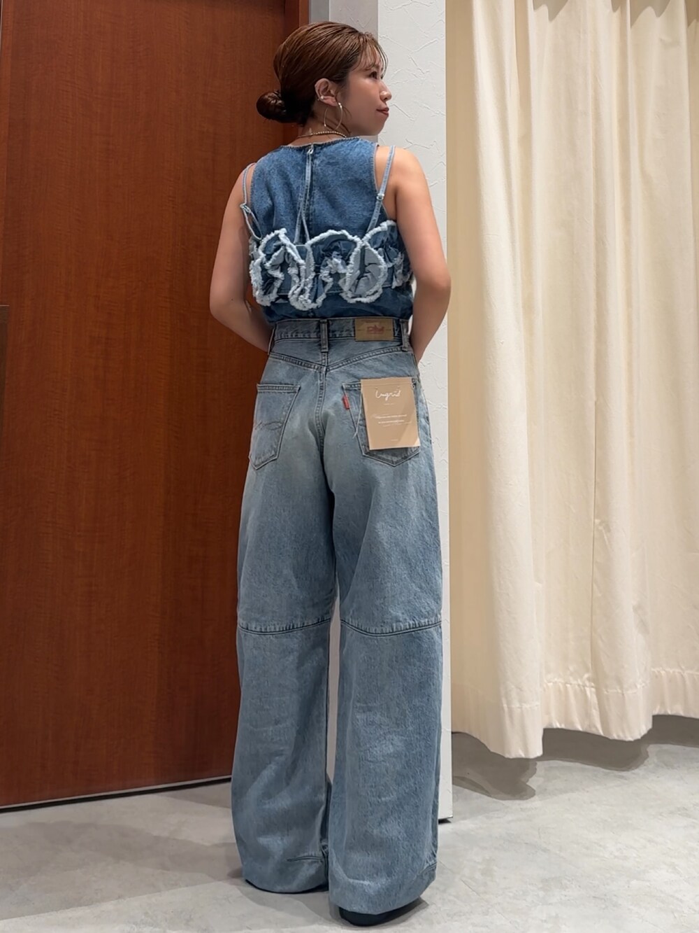 ブルー系のデニムパンツ、ブルー系のシャツ/ブラウス、ブルー系のキャミソールを着用したレディースの春コーディネートの4枚目の写真