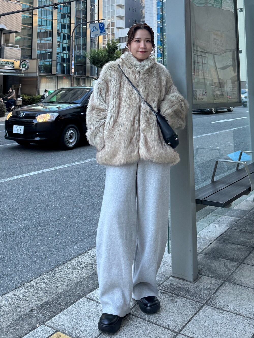 ベージュ系のダウンジャケット/コート、グレー系のその他パンツを着用したレディースの秋コーディネートの9枚目の写真