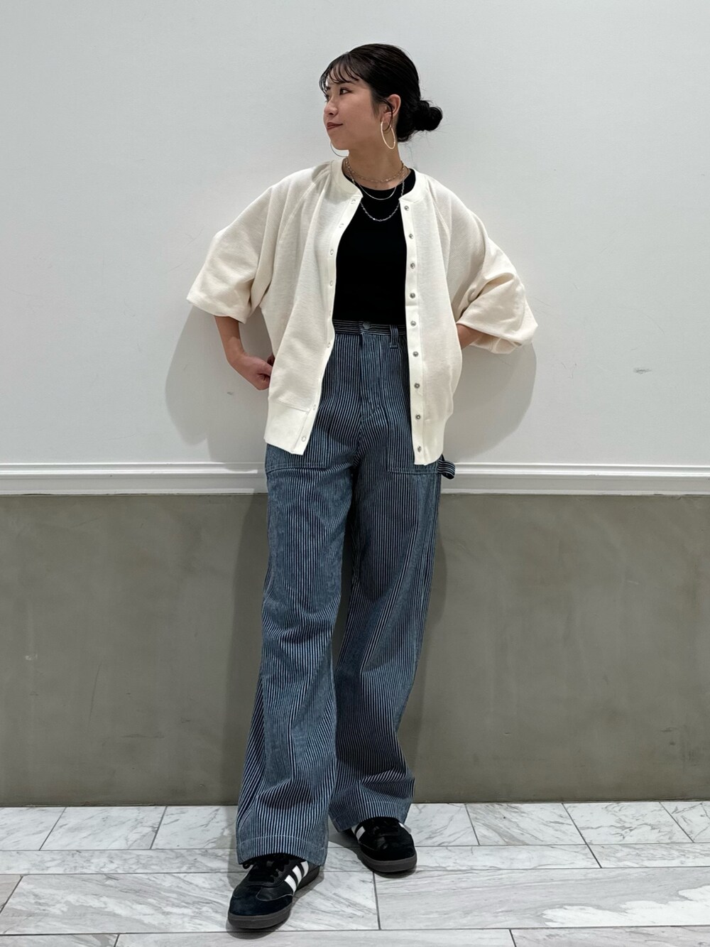 その他のデニムパンツ、ホワイト系のカーディガン/ボレロを着用したレディースの冬コーディネートの5枚目の写真