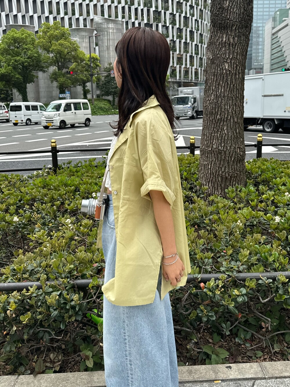 ホワイト系のシャツ/ブラウス、グリーン系のシャツ/ブラウス、ブルー系のデニムパンツを着用したレディースの春コーディネートの8枚目の写真