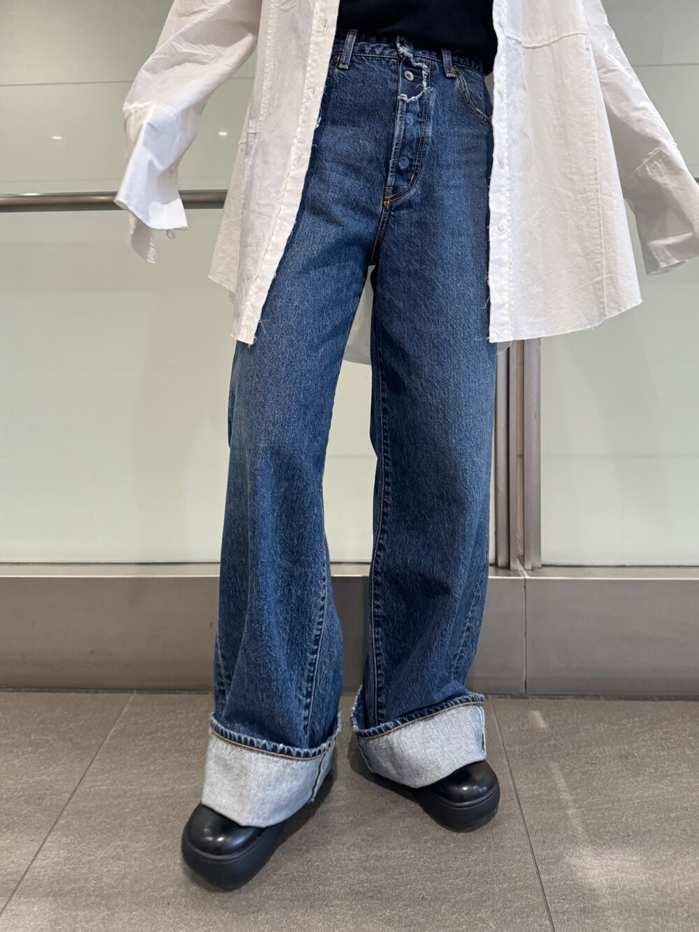 ブルー系のデニムパンツ、ホワイト系のシャツ/ブラウス、ブラック系のシャツ/ブラウスを着用したレディースの冬コーディネートの9枚目の写真