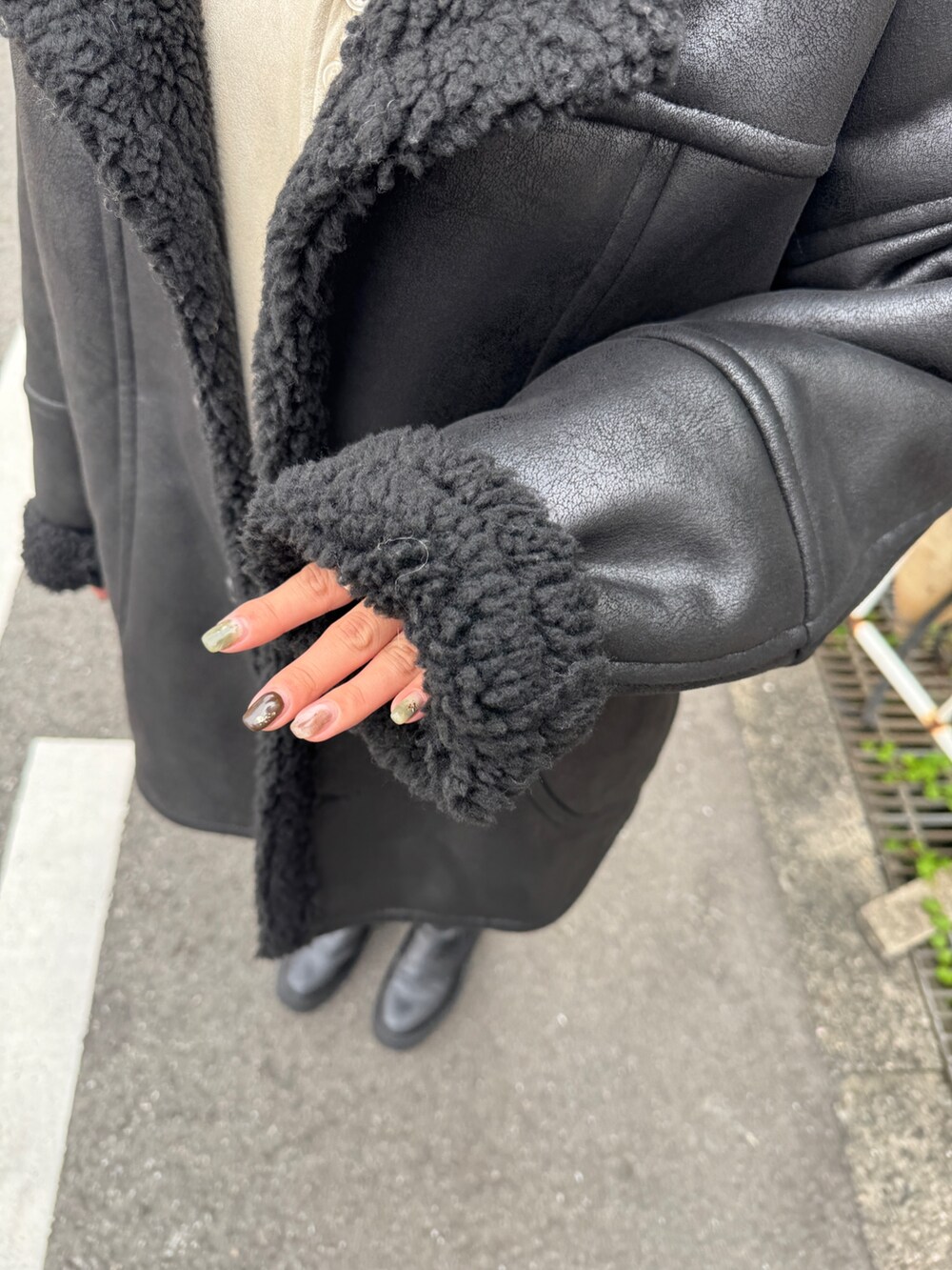 ホワイト系のシャツ/ブラウス、ブラック系のデニムパンツ、ブラック系のブルゾンを着用したレディースの秋コーディネートの9枚目の写真