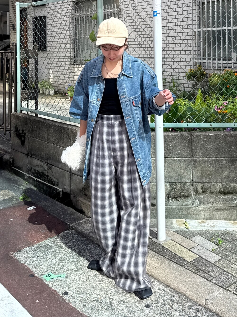 ブルー系のデニムジャケット、その他のその他パンツ、ホワイト系のハンドバッグを着用したレディースの夏コーディネートの5枚目の写真