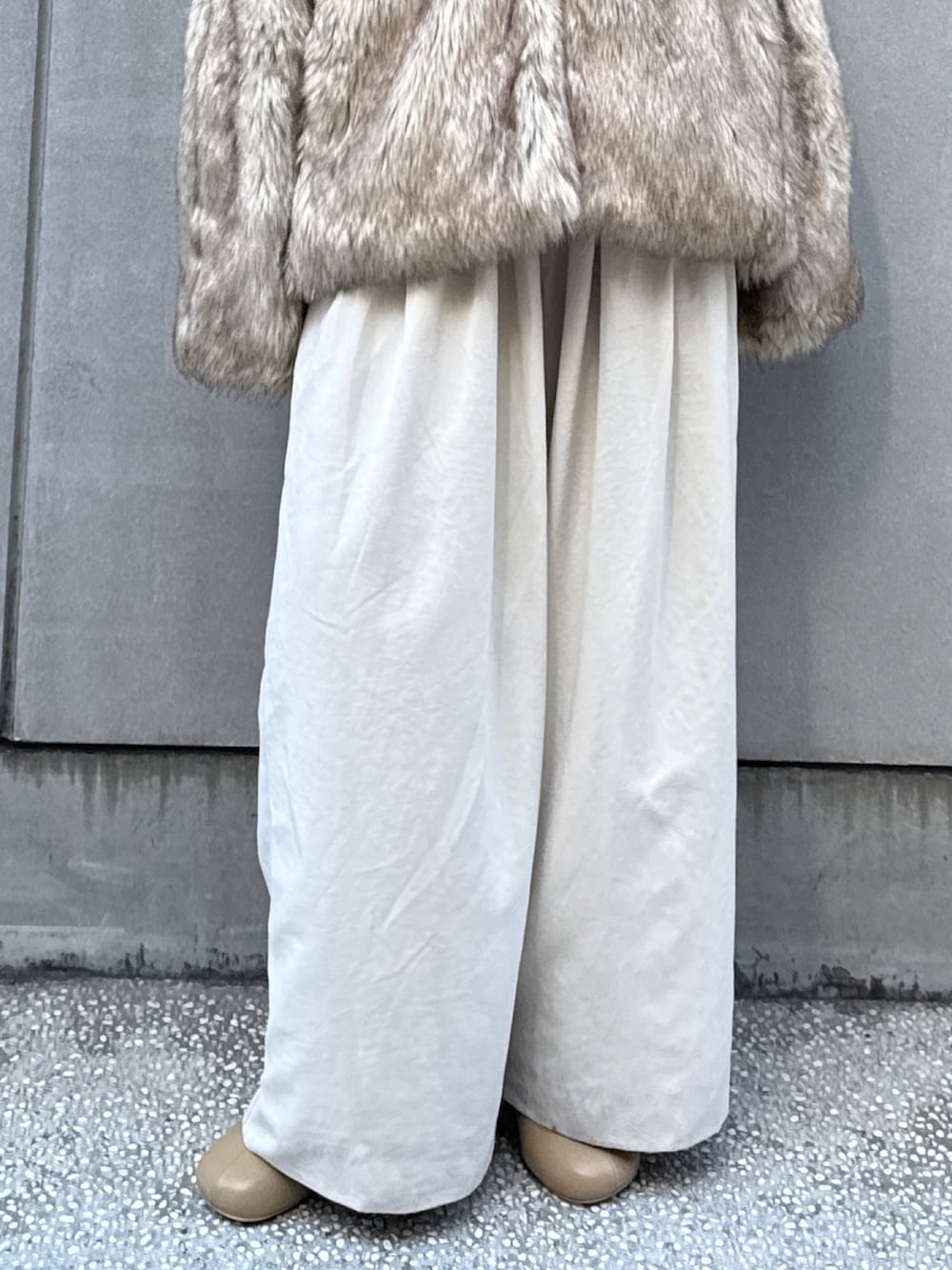 ベージュ系のダウンジャケット/コート、ホワイト系のその他パンツを着用したレディースの秋コーディネートの5枚目の写真