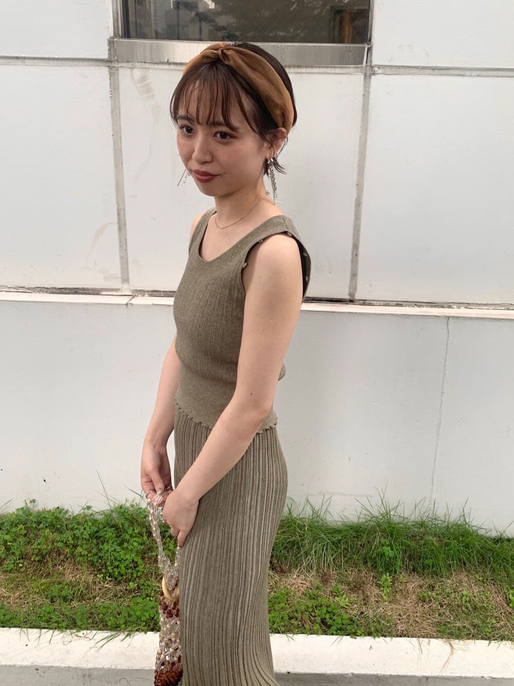 その他のハンドバッグ、ベージュ系のワンピース、ベージュ系のその他シューズを着用したレディースの夏コーディネートの4枚目の写真