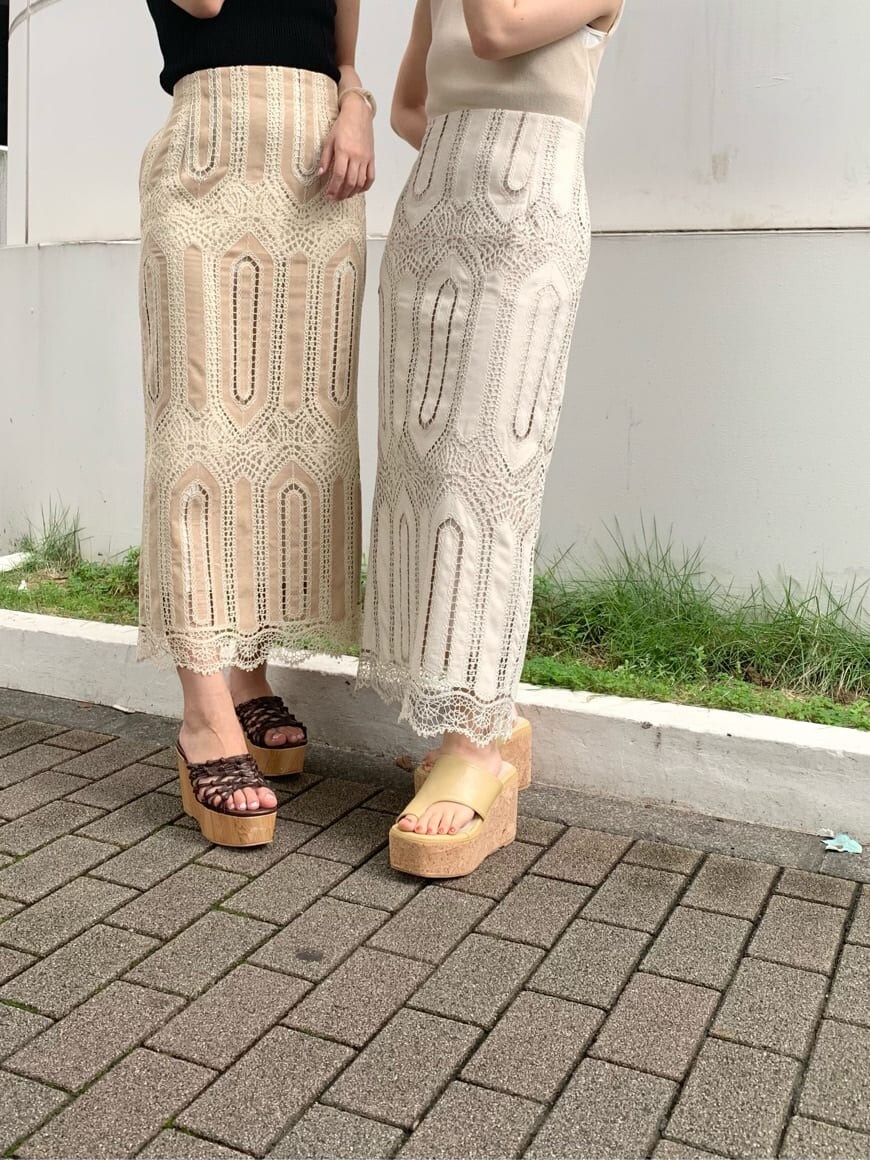 ホワイト系のスカート、イエロー系のサンダル、ベージュ系のニット/セーターを着用したレディースの夏コーディネートの3枚目の写真