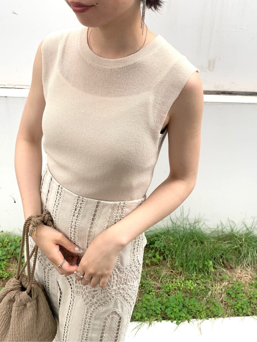 ホワイト系のスカート、イエロー系のサンダル、ベージュ系のニット/セーターを着用したレディースの夏コーディネートの4枚目の写真