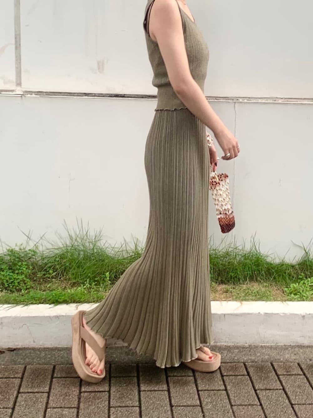 その他のハンドバッグ、ベージュ系のワンピース、ベージュ系のその他シューズを着用したレディースの夏コーディネートの3枚目の写真