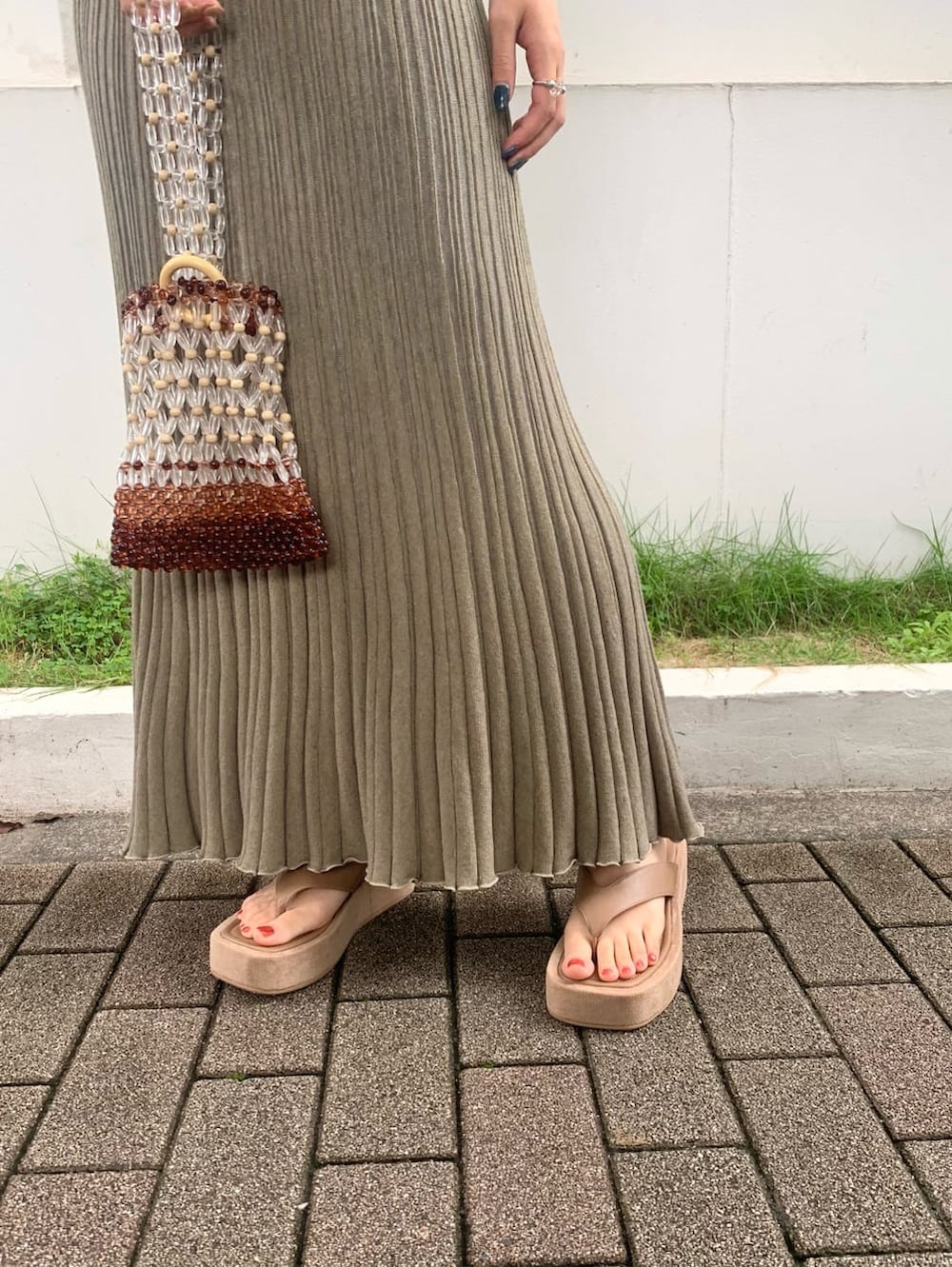 その他のハンドバッグ、ベージュ系のワンピース、ベージュ系のその他シューズを着用したレディースの夏コーディネートの5枚目の写真