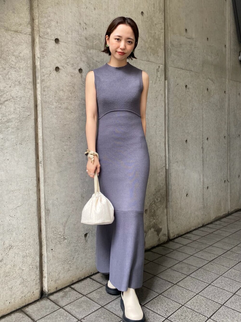 ホワイト系のハンドバッグ、ブルー系のワンピース、ホワイト系のブーツを着用したレディースの秋コーディネートの2枚目の写真