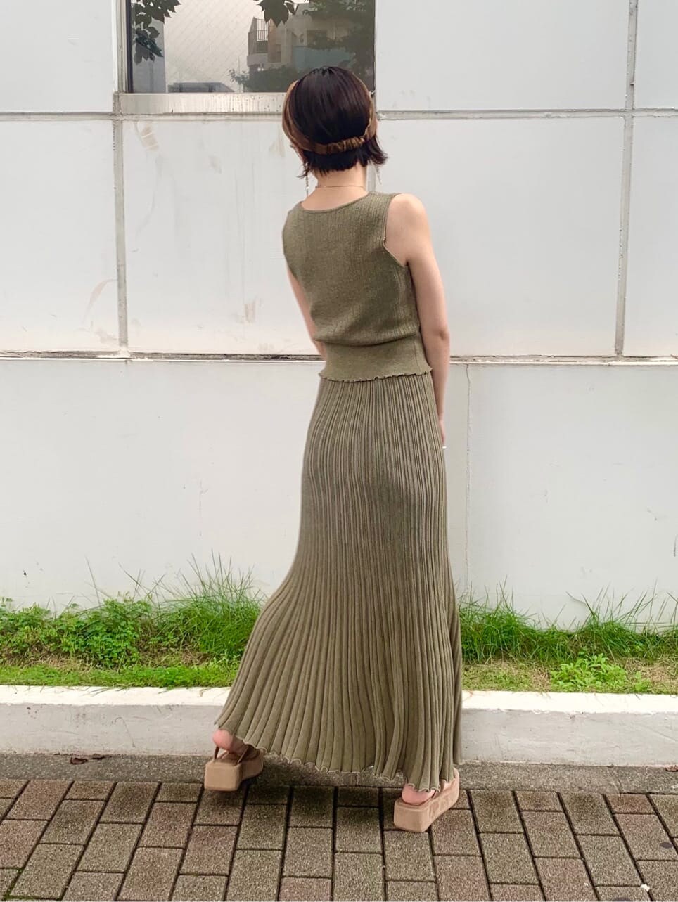 その他のハンドバッグ、ベージュ系のワンピース、ベージュ系のその他シューズを着用したレディースの夏コーディネートの2枚目の写真